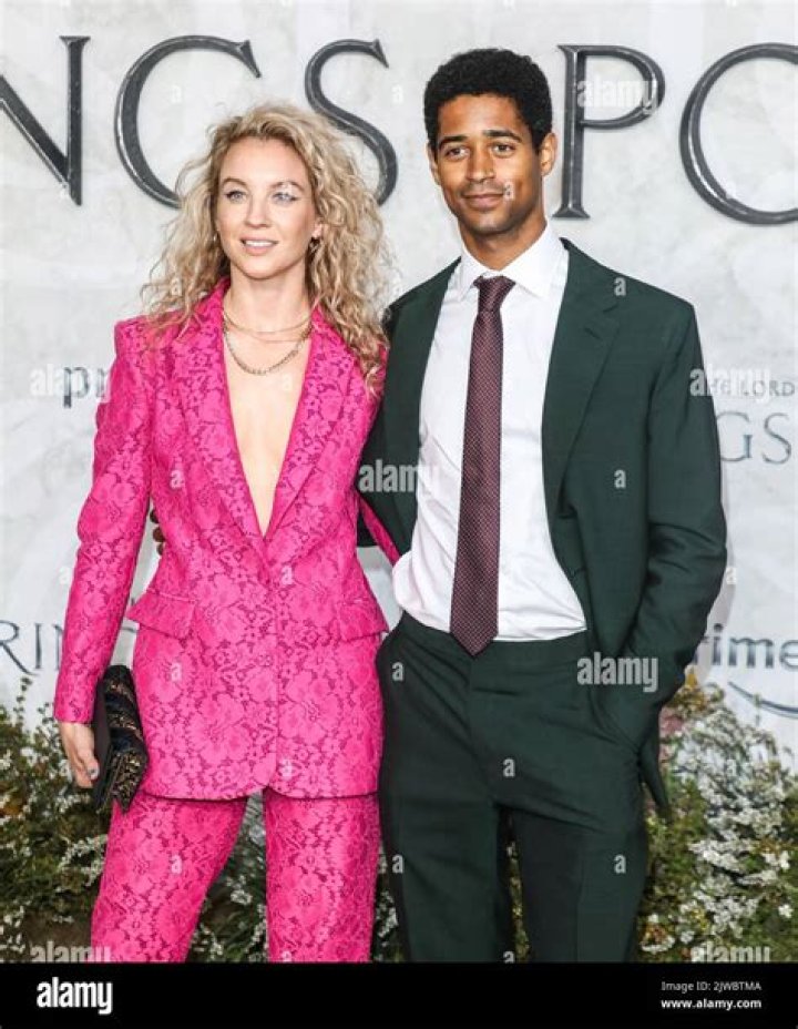 Alfred Enoch Girlfriend, Dating, Gay, Shirtless, Parents, Interview, Bio