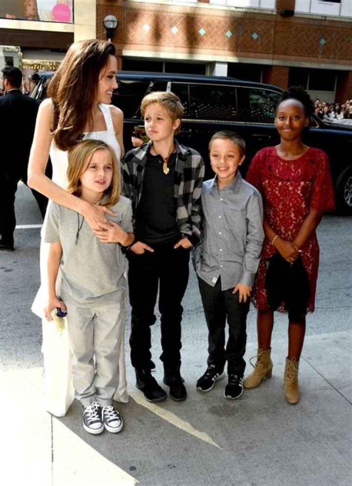 Angelina Jolie takes Zahara, Shiloh, Vivienne & Knox shopping in Sydney: so cute?