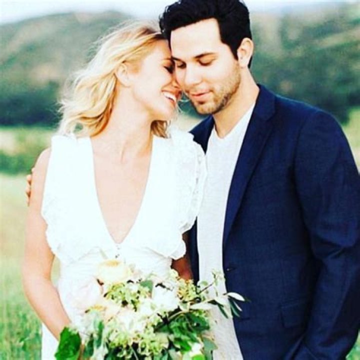 	Anna Camp and Skylar Astin are aca-engaged: cute couple?	