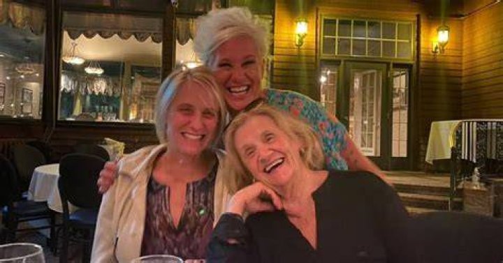 Anne Burrell - Age, Family, Bio