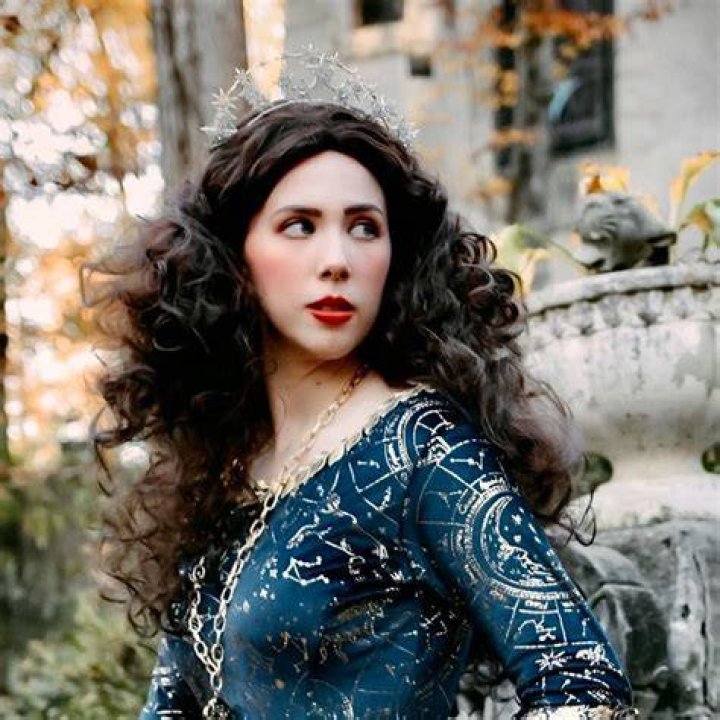 Asta Darling - Age, Family, Bio