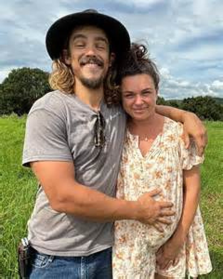 Australian Naturopath, Chloe Pacey Is In Five-Year-Relationship With Brenton Thwaites; Shares Two Children