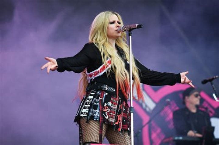 Avril Lavigne Screams, Runs Off Stage During Show in China