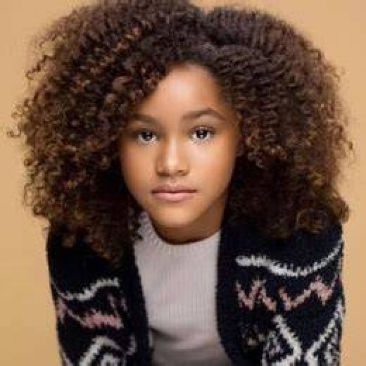 Azari Akbar - Age, Family, Bio