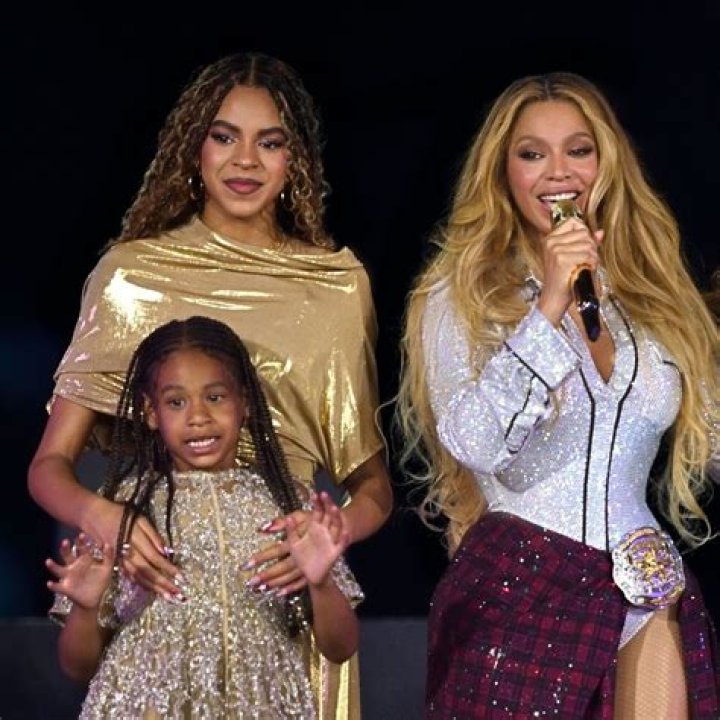 Beyonce dressed up like Lisa Bonet & posed with twins Rumi & Sir