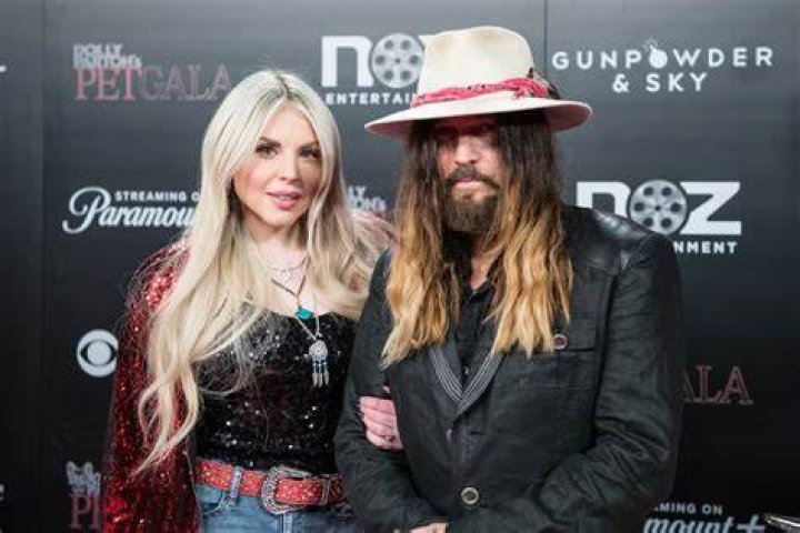 	Billy Ray Cyrus announces that he’s “dropped the divorce”	
