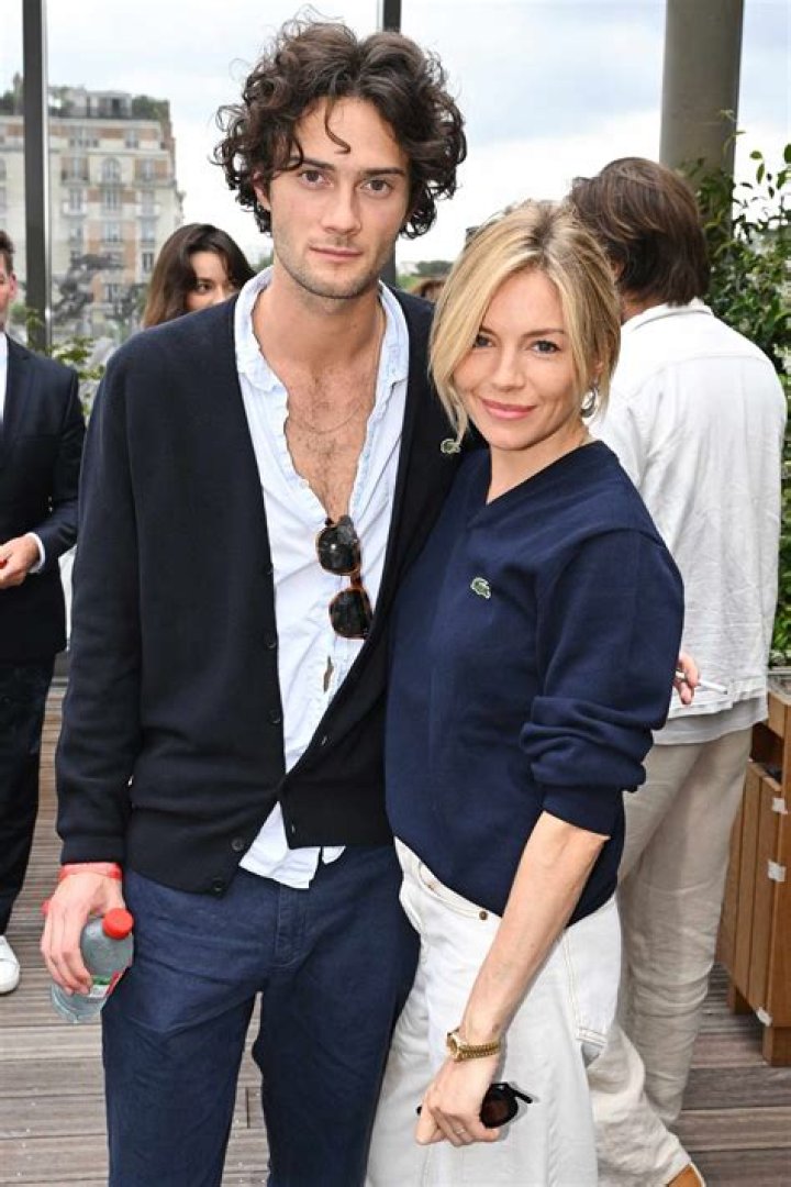 bitchy | Sienna Miller and boyfriend Oli Green arrive at Anna Wintour’s house for a pre-met gala dinner