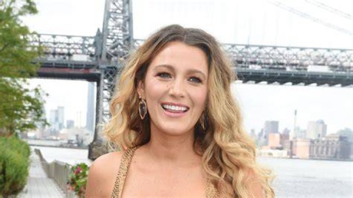 	Blake Lively glowed in a bellbottom jumpsuit at the NYFW Michael Kors show	