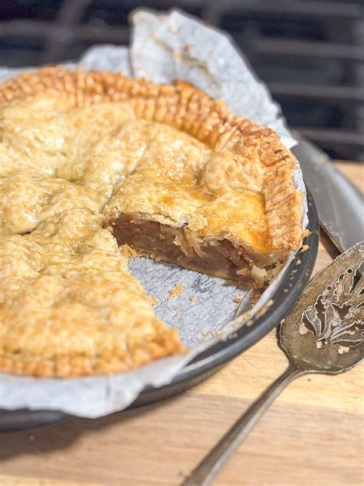 Can you bake pie in a cake pan?