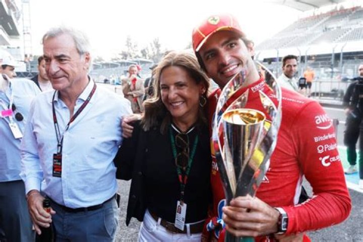Carlos Sainz Jr. parents: Carlos Sainz Sr., Reyes Vázquez de Castro