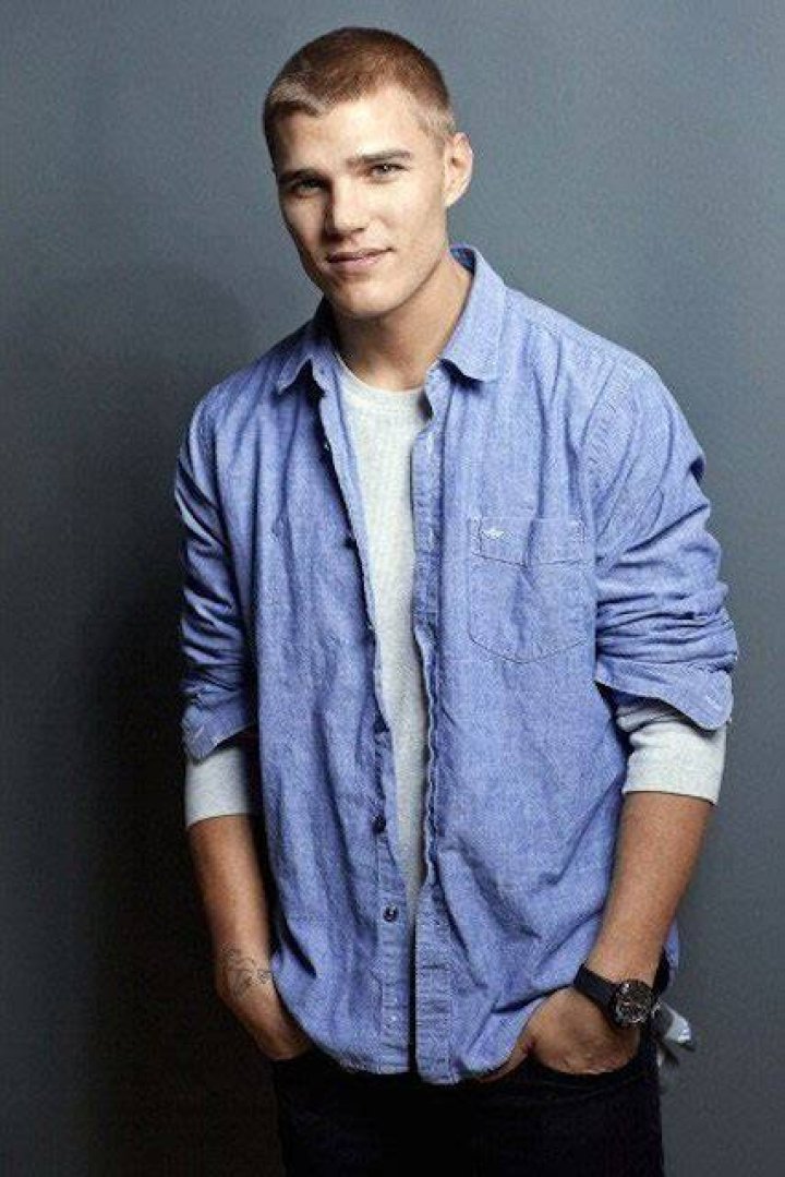 Chris Zylka Height, Weight, Net Worth, Age, Birthday, Wikipedia, Who, Nationality, Biography