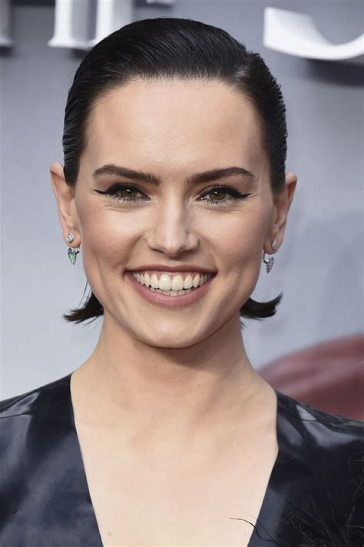 Daisy Ridley Net Worth - Wiki, Age, Weight and Height, Relationships, Family, and More