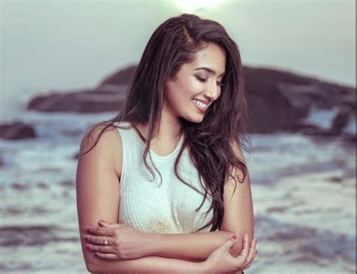 Dinithi Walgamage Wikipedia Age, Parents And Boyfriend