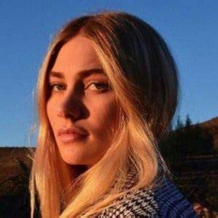 Elissa Deheart - Age, Family, Bio