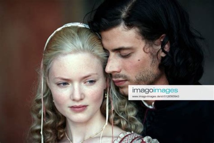 English Actress, Holly Grainger Is In Loving Relationship With Actor, Harry Treadaway