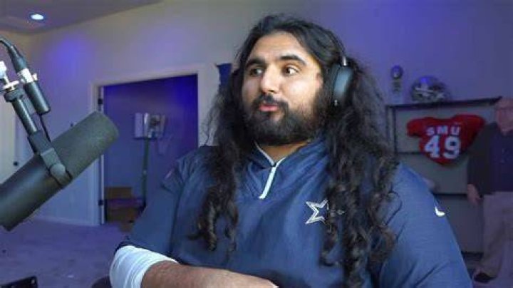 Esfand Height, Weight, Net Worth, Age, Birthday, Wikipedia, Who, Instagram, Biography