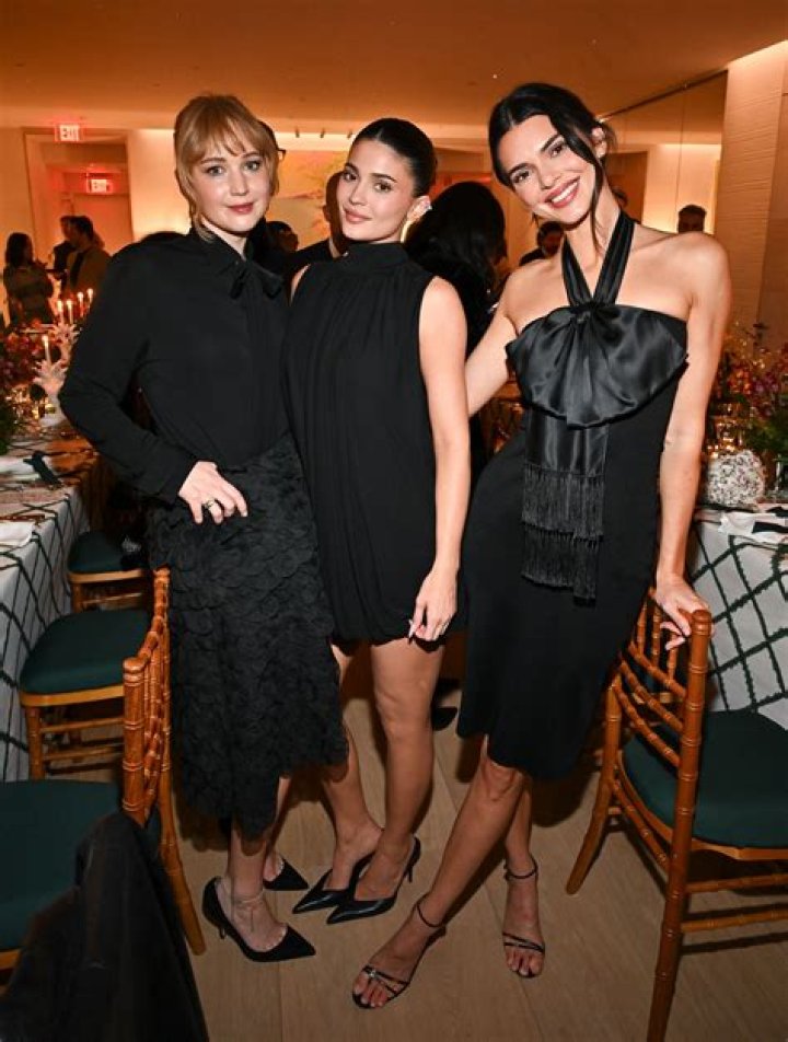 Fans Notice Concerning Details In Kylie Jenner's Instagram Photo