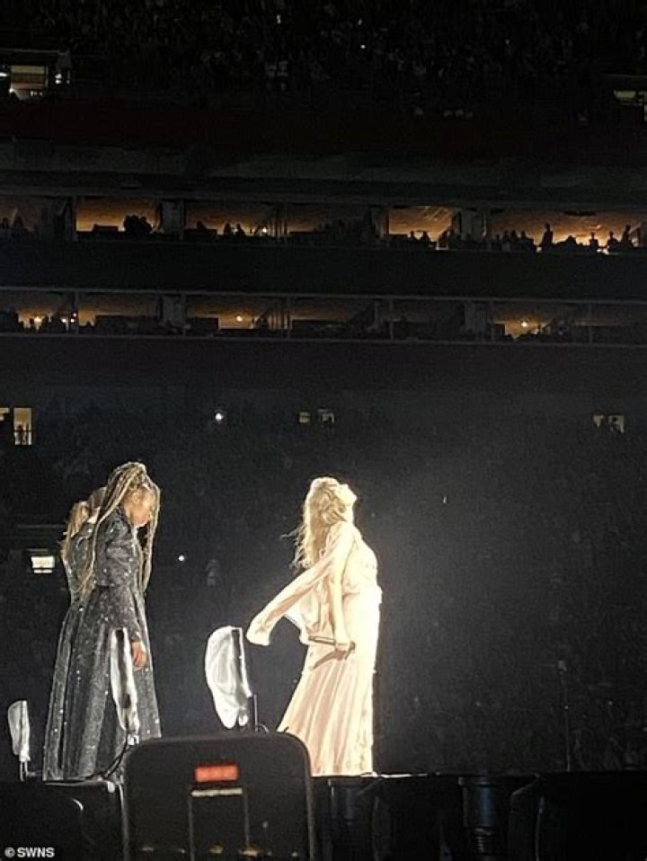 Fight for Taylor Swift front row seats is wild - Look at what she made them do