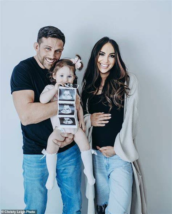 Former cage fighter Alex Reid and fiancee Nikki Manashe lose their fifth baby in miscarriage!