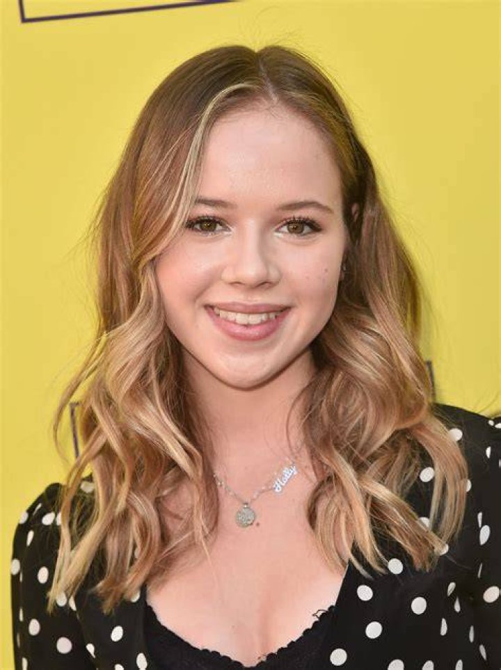 Holly Barrett - Age, Family, Bio