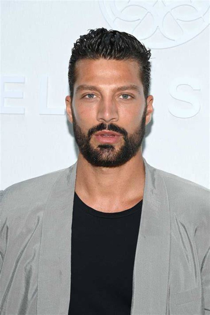 How tall is Simone Susinna?