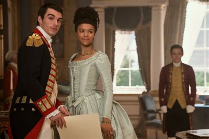 How tall is the King George actor in Queen Charlotte?