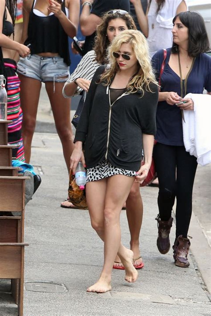 Instagram Pics That Prove Kesha’s Feet Love Cats