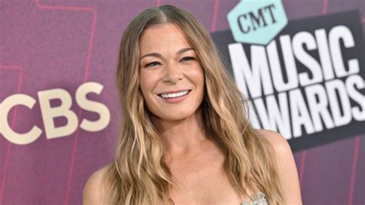 Is LeAnn Rimes’ career faltering because she’s a dumb, sloppy homewrecker?