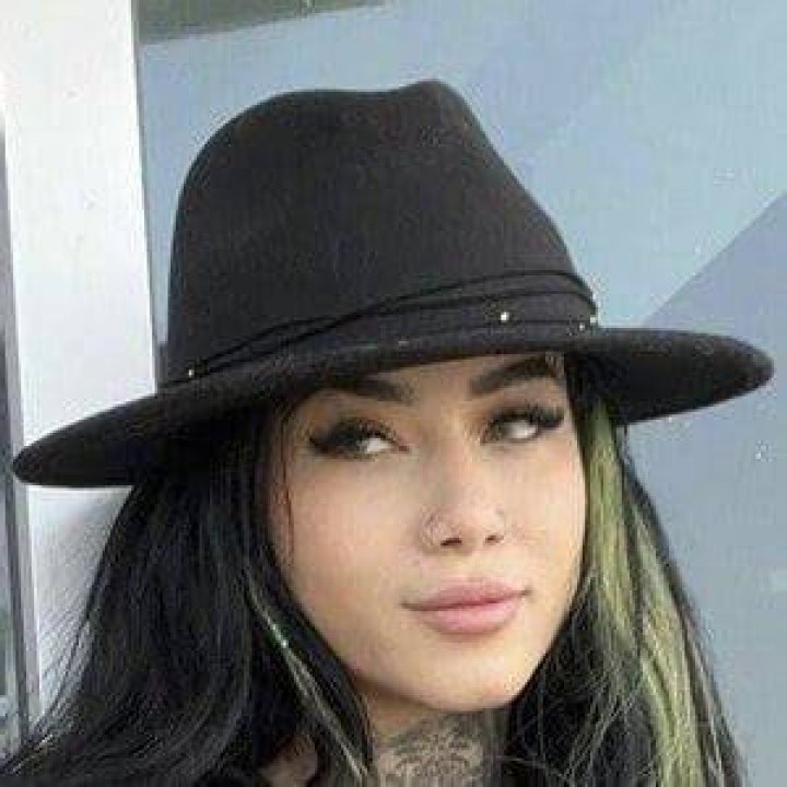 Isabelle Goncalves - Age, Family, Bio