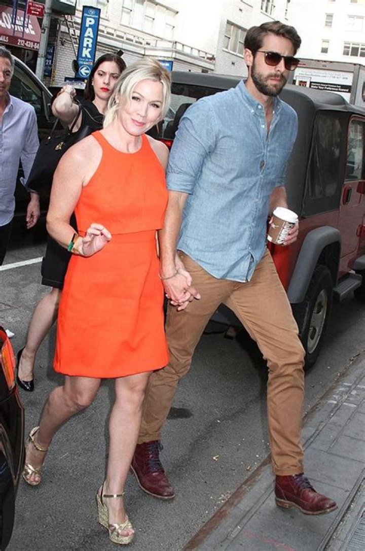 	Jennie Garth got engaged to her boyfriend of four months, Dave Abrams	