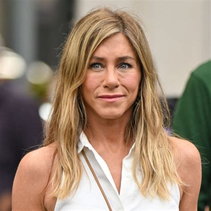 Jennifer Aniston ‘flirting’ with the idea of joining Kabbalah but Justin doesn’t like it