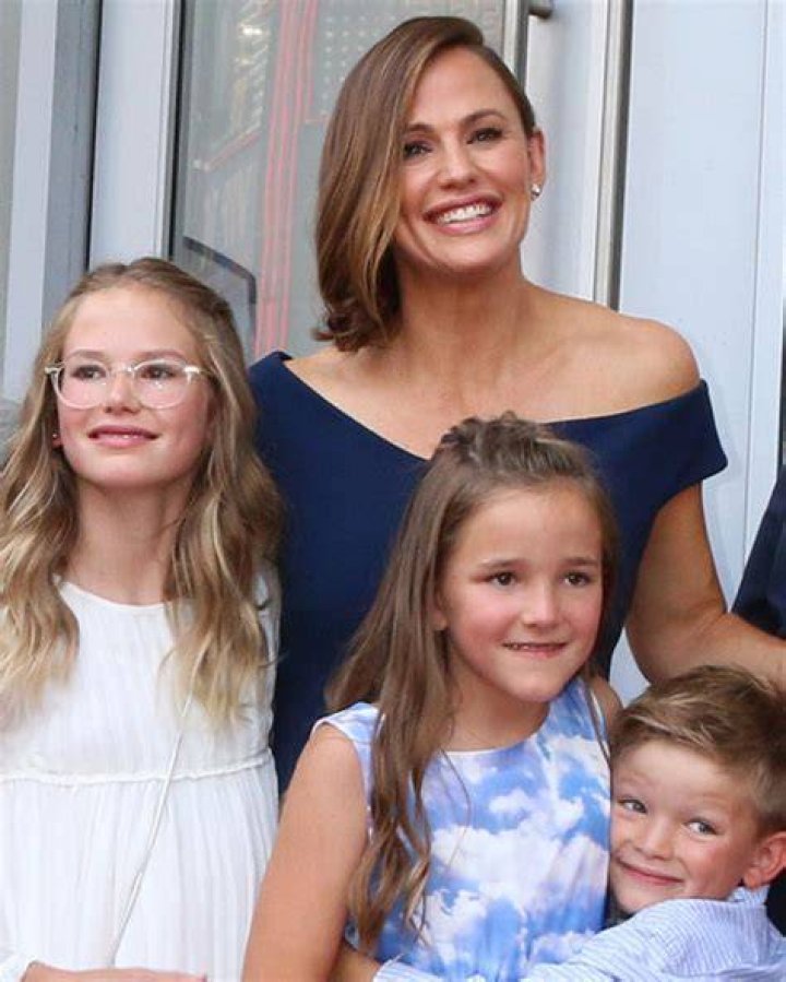 Jennifer Garner gets locked out of car by her two year old