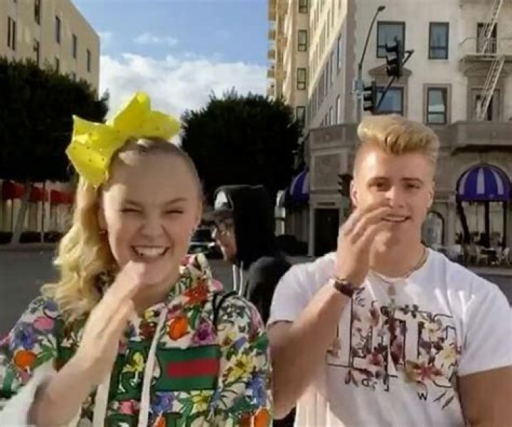 Jojo Siwa is dating a high school football player Elliott Brown!