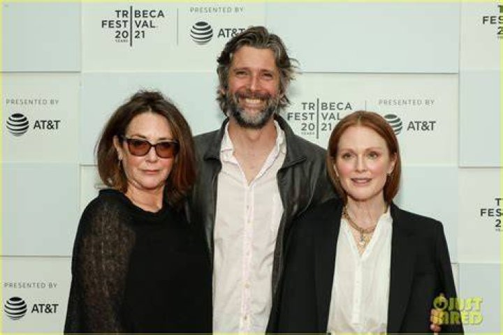 Julianne Moore & Bart Freundlich celebrate anniversary by telling each other they stink