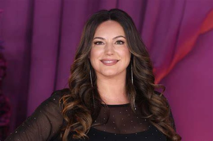 Kelly Brook has shrunk remarkably as she undergoes weight reduction and body transformation!