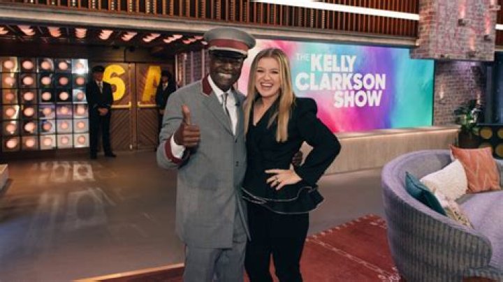 Kelly Clarkson Schedules Work Around Taking Her Kids to School