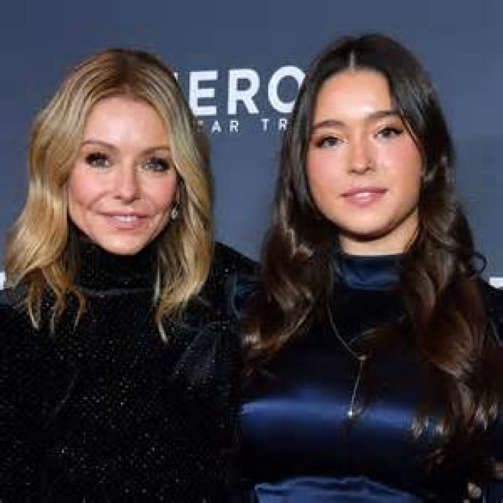 Kelly Ripa’s daughter tells her not to respond to the haters online