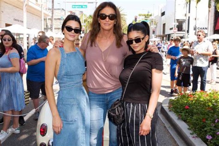 Kendall Jenner Going Bankrupt Over Fyre Fest Lies?
