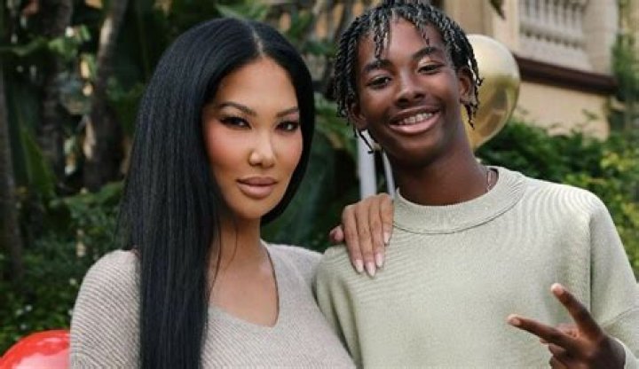 Kimora Lee Simmons and Djimon Hounsou show off their hard beach bodies