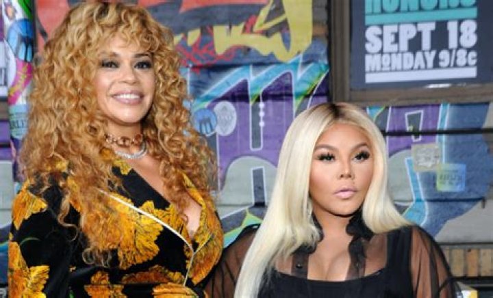 Lil Kim Once Pulled a Gun on Faith Evans | Celebuzz