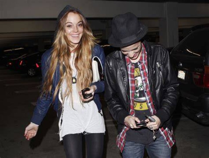 Lindsay Lohan “has been asking Samantha Ronson for a second chance for months”