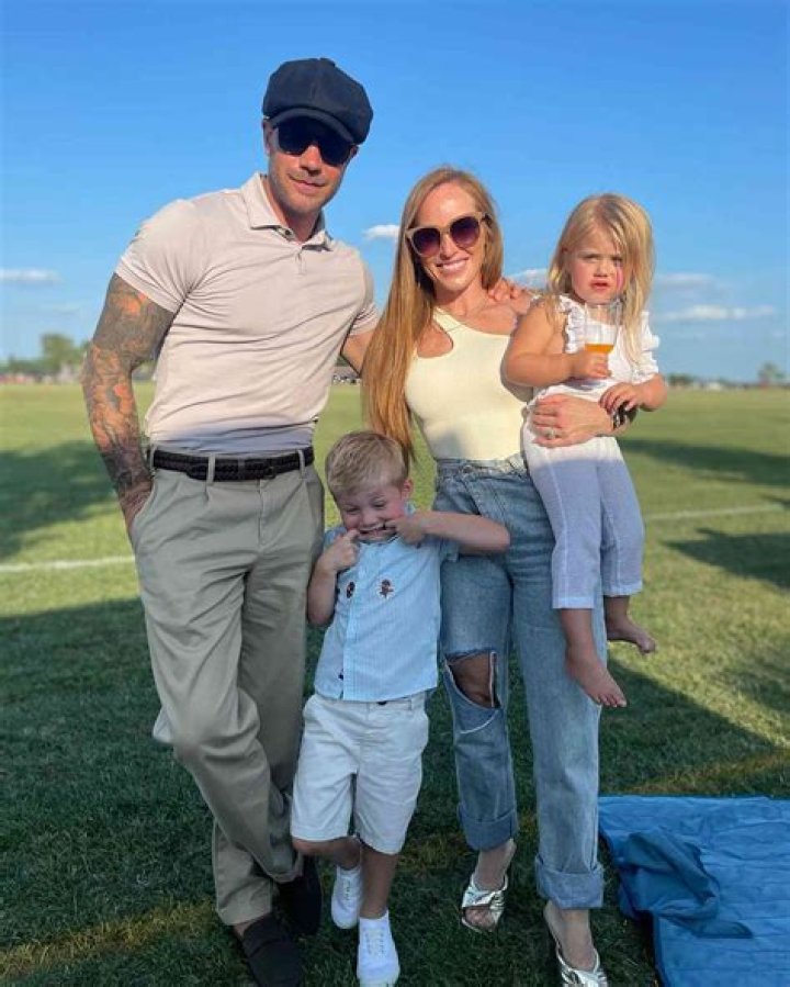 Mina Starsiak shares her 2nd pregnancy journey on Instagram revealing diagnosed with diastasis recti! Also read about her married life with Steve Hawk, children, company