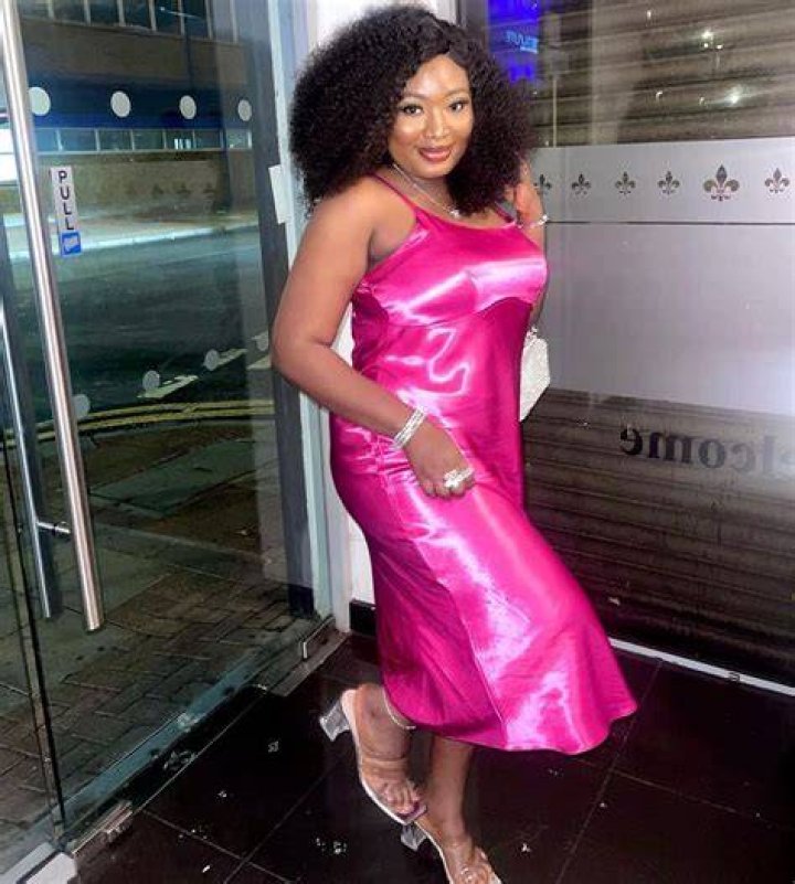 
Mo-Bewa Reacts As Lateef Adedimeji’s Wife, Mo-Bimpe Shows Off Her Outfit On An Outing In UK 