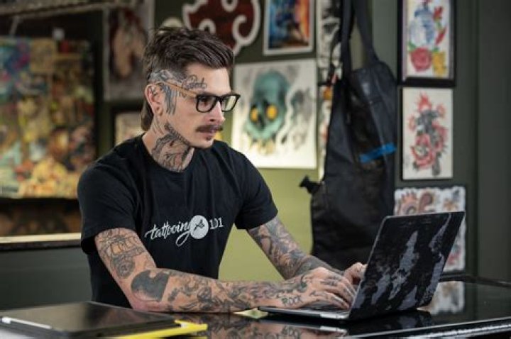 Monami Frost is a UK-based tattoo model, YouTuber, and entrepreneur whose husband is a tattoo artist.