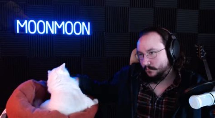 Moonmoon Face Reveal – Who Is He/She? Real Name And Wikipedia Bio