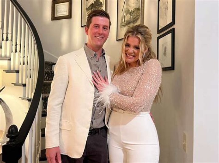 New Year’s Eve celebration was delighted by the performance of Lauren Alaina!! Know about her relationships as well!