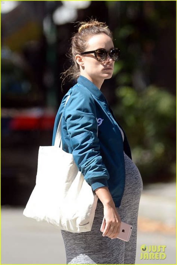 Olivia Wilde complains of subway riders who won’t give their seat ‘to a giant preggo’