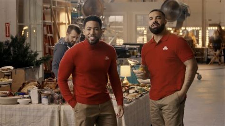 Pizza Hut wants Paris and Swedish Alex for Super Bowl Commercial