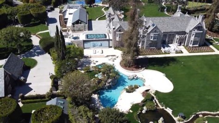 Pregnant Kendra Wilkinson gets married at the Playboy Mansion