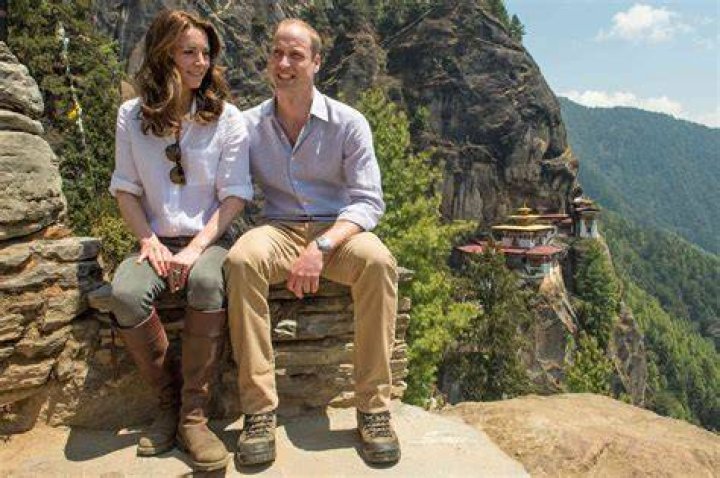 Prince William & Kate took a hike & did some rock climbing in Wales